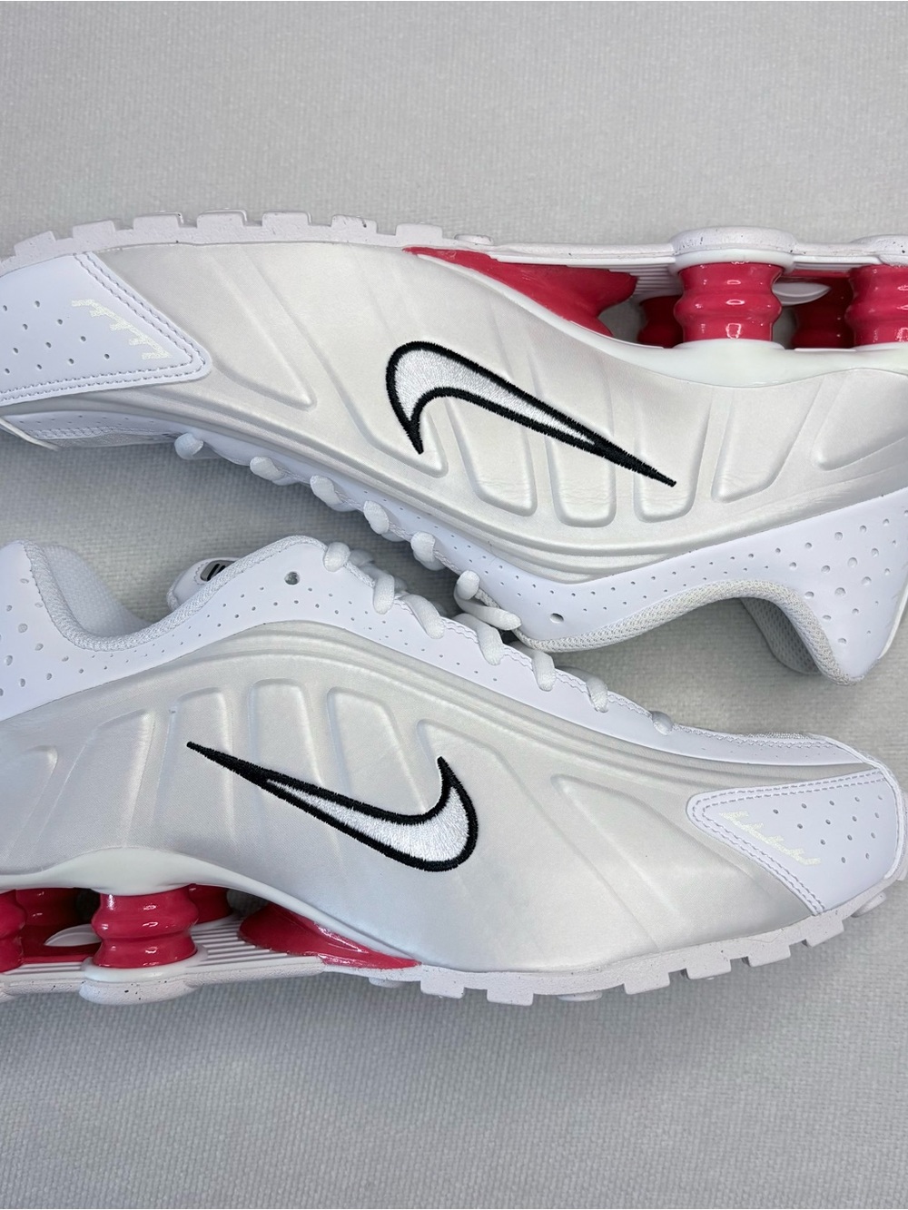Nike Shox White & Red Shoes Size 7Y